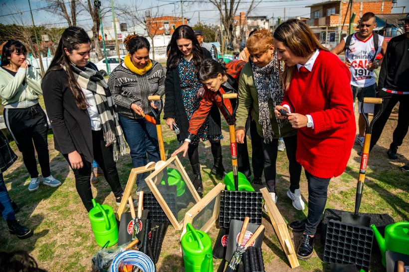 Entrega de equipamiento para proyectos comunitarios ambientales