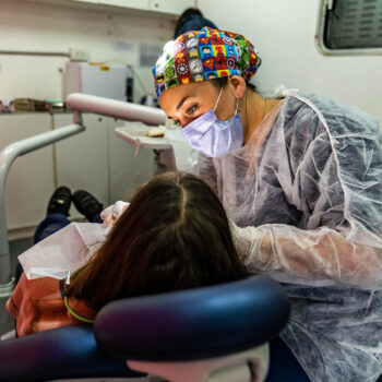 Continúan los operativos de salud bucodental para familias de la Cuenca